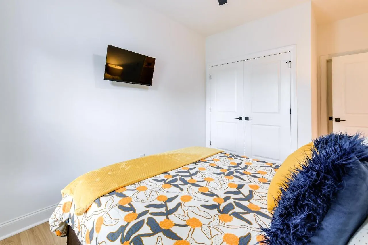 Charlotte Getaway With Yard - 3 Mi To Uptown! Villa 0*,  United States