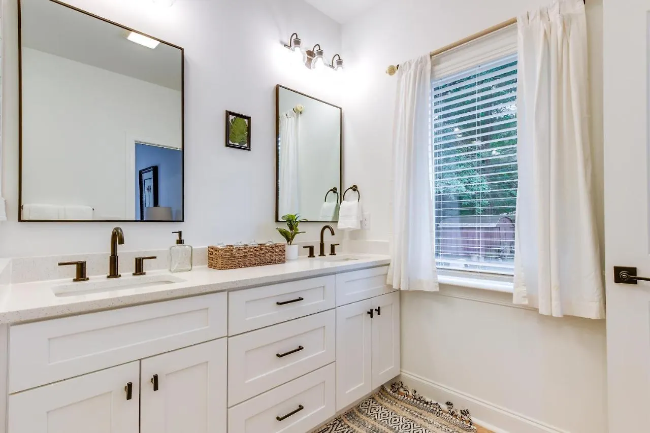 Charlotte Getaway With Yard - 3 Mi To Uptown! Villa Vakantiehuis