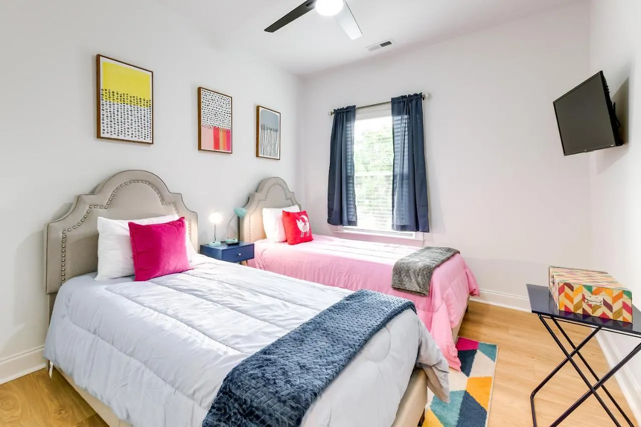 Vakantiehuis Charlotte Getaway With Yard - 3 Mi To Uptown! Villa Verenigde Staten