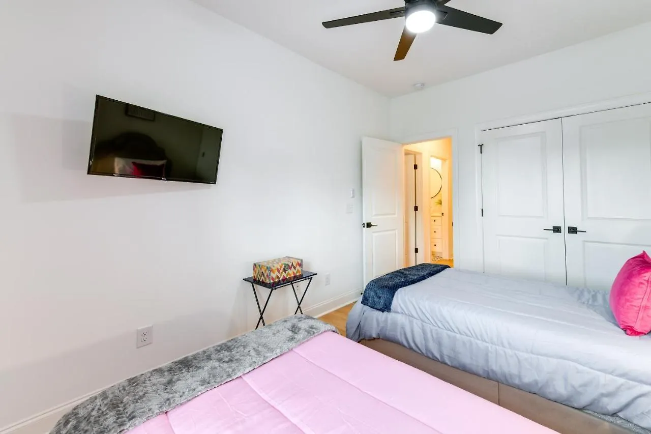 Vakantiehuis Charlotte Getaway With Yard - 3 Mi To Uptown! Villa