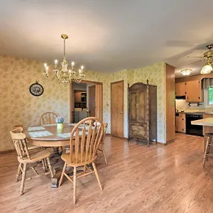  Holiday home Cozy Retreat With Yard About 5 Mi To Dtwn